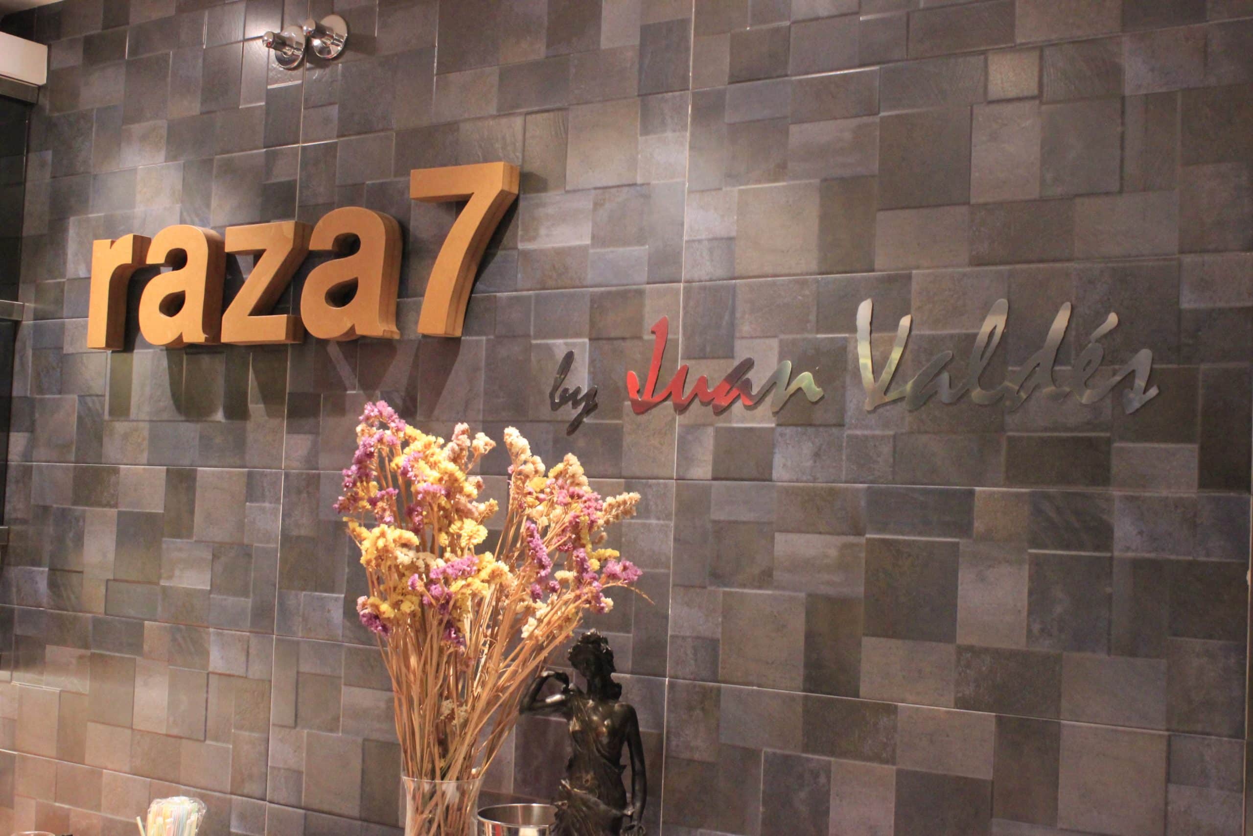 Entrada del Restaurante Raza 7 en Madrid (Barajas)